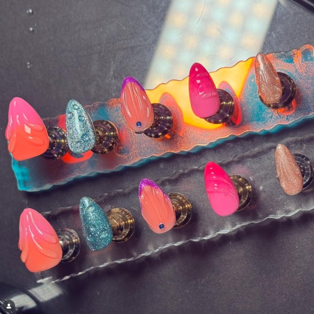 Custom Nail Art - @Pineapple.pressons - Picture 6 of 7